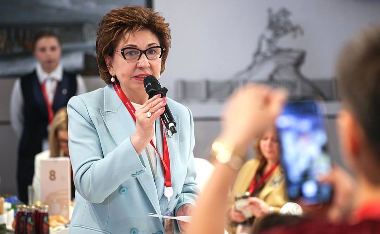 На сессии «Вклад женщин в развитие технологий и инноваций для здорового общества» обсудили новые проекты Совета ЕЖФ